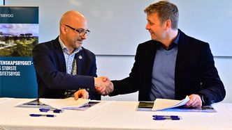  Nariman Fakhraee, Vice President Digital Energy og prosjektdirektør Per Roger Johansen i Statsbygg signerer kontrakten for byggautomasjon på Livsvitenskapsbygget. Foto: Hans Thomas Holm/Statsbygg.