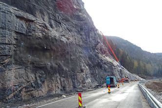 Under stengingen har det blitt satt flere bolter inn i fjellskjæringen. I tillegg har en geolog vært på stedet og gjennomført undersøkelser. Foto: Arve Sundbø/Statens vegvesen