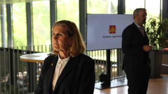 Vegdirektør Ingrid Dahl Hovland og i bakgrunnen drifts- og vedlikeholdsdirektør Bjørn Laksforsmo. Foto: Bjørn Olav Amundsen