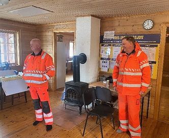 Det manglet ikke på gode ord da Vegvesenets kontrollingeniører overrakte kake og hyllest for arbeidet med kvalitetsavvik på Helgeland. Fv: Nils Gunnar Sleipnes og Steinar Lund. Foto: Stian Pedersen Rystad/Statens vegvesen