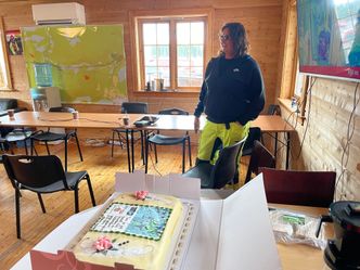 Hun har grunn til å smile, HMS- og Kvalitetskoordinator hos Risa, Helene Bjørnsen. Arbeidet hun holder i premieres med kake. Foto: Stian Pedersen Rystad/Statens vegvesen