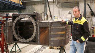 Endre Røyrvik ved siden av henger til e-Transporter. Foto: HMR Hydeq