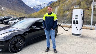 Kjetil Høgheim ved hurtigladeren som har blitt installert, den brukes både til lading av e-Transporteren og andre elbiler.