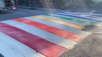 Slik valgte Bergen kommune å gjøre det på sine gater. Men fylkeskommunen sa nei til å gjennomføre stuntet på byens fylkesveier Foto:  Håvard Prestegården, Bergen kommune