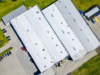 Det eldste bygget i Askim er fra 1972, og taket der lekker mye energi. Foto:  TUM Studio