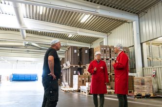 Verksmester Kjetil Roulund, daglig leder Astrid Lier Rømuld og Bjørn Henrik Christoffersen i Glava, inspiserer farbrikken i forkant av etterisolering av taket. Foto:  TUM Studio