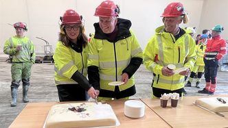 Gjennomslaget markeres med kake. Fra venstre: Kirsti Tømmervold, Hallgeir Grøntvedt (Sp, leder hovedutvalg vei), Jo Bernt Brønstad (vegdirektør). Foto:  Trøndelag fylkeskommune