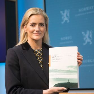Justisminister Emilie Enger Mehl (Sp) mottok mandag rapport fra Totalberedskapskommisjonen. Foto:  Magnus A. Ross