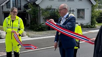 Fylkesvaraordførar Arne Bergsvåg fikk klippe snora og med det åpne den nye miljødata i Vikesdal. Foto:  Rogaland fylkeskommune