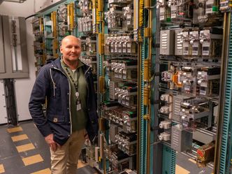  Jon Bach (driftsingeniør Signal/Automasjon) ved det gamle reléanlegget på Tøyen. Foto: TUM Studio 