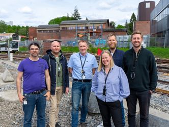  Svein Brembo (seksjonsleder Signal), Jon Bach (driftsingeniør Signal/Automasjon), Martin Thwaite (avdelingsleder Signal og Automasjon), Irene Johannessen (Train Operations Lead CBTC), Andreas Brekke Tvedt (Team Lead Signal & Interlocking CBTC) og Karl Karlsson (driftsingeniør CBTC). Foto: TUM Studio 