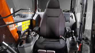 Spaker og konsoller er synkronisert med setet, som gjør føreren mindre sliten etter en lang arbeidsdag.
