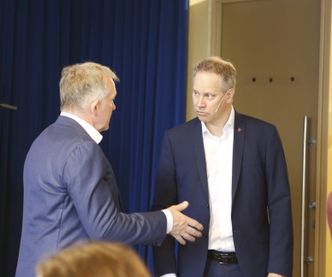 Øyvind Solberg Thorsen, direktør OFV i prat med samferdselsminister Jon-Ivar Nygård. Foto: Jarle Skoglund
