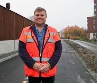 Prosjektleder Torstein Ryeng tror bruer i aluminium vil bringe bransjen inn i det grønne skiftet Foto: Linda Grønstad / Statens vegvesen