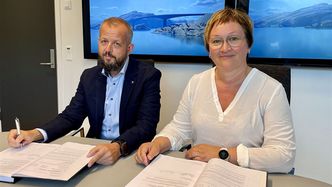 Vestland fylkeskommune og Skanska AS signerte kontrakten for bygging av Ytre Stensund bro 29. juni. Grzegorz Gucwa, prosjektsjef i Skanska og Dina Lefdal, avdelingsdirektør infrastruktur og vei i Vestland fylkeskommune signerte kontrakten. Foto:  Heidi Ravnestad/Vestland fylkeskommune