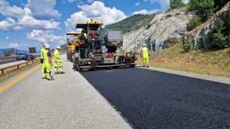 Ved å stenge begge kjørefeltene i den ene retningen der det legges asfalt, unngår NCCs mannskaper å være i direkte kontakt med biltrafikken. Foto:  Jarle Skoglund