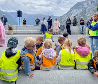 Både små og store deltok på åpningsmarkeringen av Seimdalstunnelen. Foto: Heidi Lise Ravnestad/Vestland Fylkeskommune