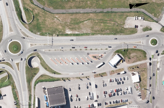 Dagens terminal er trafikkfarlig og lite effektiv: De reisende må krysse andre bussers kjørebane for å komme frem til den øya de skal ta buss fra. Bussene må kjøre via en eller flere rundkjøringer hver gang de er innom terminalen. Foto: Statens vegvesen