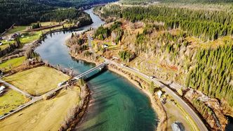 Flommen tok den gamle Nevernes bru i Mo. Nå starter byggingen av den nye, som blir 85 meter lang. Foto: Nordland fylkeskommune