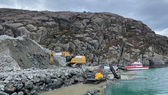 Lesja Bulldozerlag angriper den nye veitraseen fra fjæra i Solund. Foto: Lesja Bulldozerlag