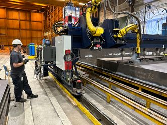 Benjamin Røys styrer roboten som lasersveiser stålplater svært effektivt. Foto:  Statens vegvesen