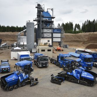 Den nye fabrikken med endel av maskin- og bilparken parkert foran anlegget på Jessheim. Foto:  Henning Ringlund +4741583975
