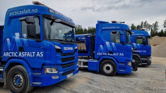 Arctic Asfalt har valgt å ta transporten med egne biler, for å sikre kvalitet i alle ledd av produksjonen.