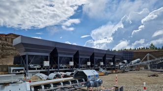 Råvaresiloene skal etterhvert bygges under tak Foto:  Jarle Skoglund