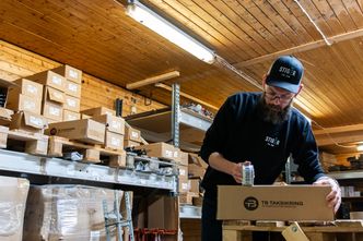 Stiger til tak har et stort lager og sender produkter til hele landet. Foto:  TUM Studio