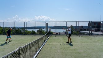 – Vi har kanskje en av Norges beste tennisbaner med magisk utsikt over Oslofjorden, forteller Romeo. Foto: TUM Studio