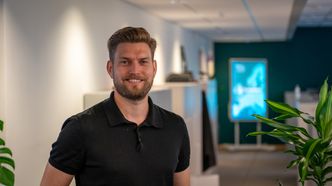 – Ved å eliminere manuelle inngrep og redusere menneskelige feil, kan bedriften redusere arbeidskostnader og øke effektiviteten, sier automatiseringsekspert og styrerepresentant i KANAN, Ole Kristian Haug. Foto: TUM Studio