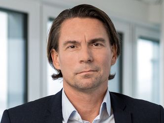 Nordmenn og svensker er ikke bekymret for samme ting når de velger bort elbil, mener Martin Cardell i EY. Foto: EY Norge