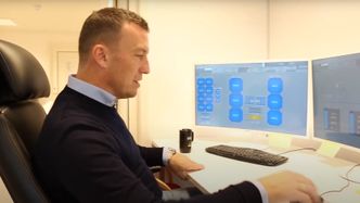 Fra kontrollrommet til Erko Settefisk kan du overvåke hele anlegget og styre det, også på avstand. I bildet: John Hjelset fra Schneider Electric, som vil vise demo på Aqua Nor.