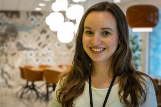 Alice Parker trives som nyutdannet utvikler i et etablert tech-miljø. Foto: TUM Studio