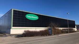 Solcellefasaden hos Salatmestern er vendt mot sør-vest, og fordelen med det er at det gir økt produksjon på vinterstid når panelene kan være dekket med snø. Foto:  Solcellespesialisten