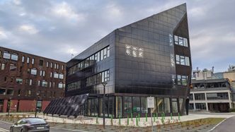 – ZEB-laboratoriet i Trondheim er kledd i svarte bygningsintegrerte solceller på alle fasader og på tak, som er gunstig for energiproduksjonen. I tillegg ble det benyttet mange ulike størrelser og former på panelene for å utnytte alt areal og komme i mål med energimålet, forteller Anne Marte. Foto: Solcellespesialisten