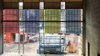 – Vi kan levere hvilken som helst farge, mønster, trykk, samt ulike finisher med glossy/matt/blank uttrykk. Det er også mulig å få solceller integrert i blant annet vinduer, glassgelendere, pergolaer, forteller Anne Marte. Foto: Solcellespesialisten