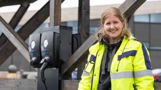– Jeg tenker at alle som har egnede flater for solceller på vegg, vil i fremtiden også installere der på lik linje med tak, sier Anne Marte Minge Engh i Solcellespesialisten. Foto:  TUM Studio
