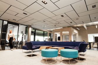 Moderne systemhimlinger setter et unikt visuelt preg på lokalene, samtidig som de sørger for gode lydforhold.