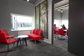 Møterommene har veggabsorbenter i perforert gips.