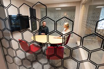 Fleksible møterom er tilpasset forskjellige typer møter eller private samtaler.