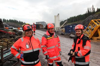 Siste salve går om en drøy halvtime, og noen sentrale prosjektpersoner i Vegvesenet er avbrutt midt i småpraten. Fv. Ingunn Foss (prosjektdirektør utbygging sørøst), Rolf Johansen (ass. delprosjektleder) og May Bente Hiim Sindre (prosjektleder). I bakgrunnen: Øyvind Storløkken (delprosjektleder). Foto:   Bjørn Olav Amundsen