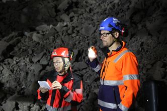 Lys er en mangelvare ved ei fersk, nysprengt røys inne i en tunnel. Vegvesenets prosjektleder May Bente Hiim Sindre kom med takkens ord til mange, og Skanskas prosjektleder Bjarte Næss bistår. Foto:   Bjørn Olav Amundsen
