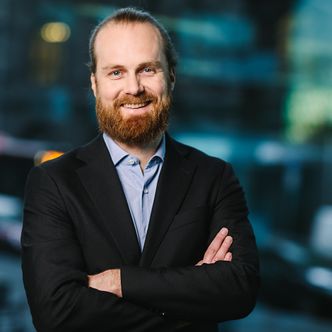 Seksjonssjef i Språkrådet, Daniel Ims, tror ikke at ordet å tvitre kommer til å forsvinne med det første. Foto: Moment Studio