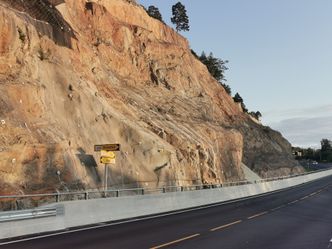 8.500 kvadratmeter sikringsnett er lagt ut på fjellet i Blakstadheia som sikring. Foto:  Thor Søndenaa