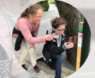 Stolpejakten handler om å samle poeng, prestasjoner og merker. Folk over hele landet kappes om å klatre på topplister og poengtavler. Illustrasjon: Stolpejakten.no