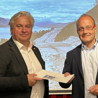 Utbyggingsdirektør i Statens vegvesen, Kjell Inge Davik mottar rapporten fra ekspertgruppen fra utvalgsmedlem Johan A. Vatnan. Foto: Statens vegvesen