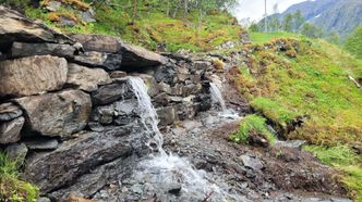 Tørrmurte stikkrenner satt i stand på den gamle måten, på Vårstigen i Oppdal. Foto:  Ann Kristin Engh/Statens vegvesen