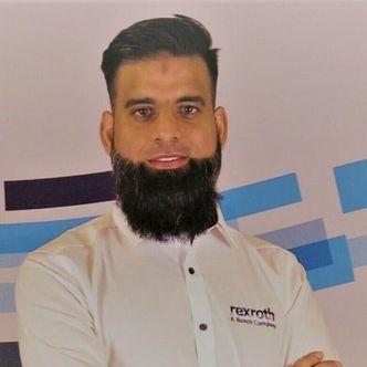  – Det intuitive brukergrensesnittet og de enkle programmeringsverktøyene gjør det enkelt for operatører å konfigurere og overvåke automatiserte prosesser, sier Babar Ali i Bosch Rexroth. Foto:  Bosch Rexroth
