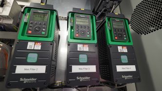 Schneider Electric har levert smarte frekvensomformere til Nofitechs anlegg. Med nettilkobling kan de når som helst kommunisere energidata til, for eksempel, toppsystemet. Foto: Stefania R. Nilsen